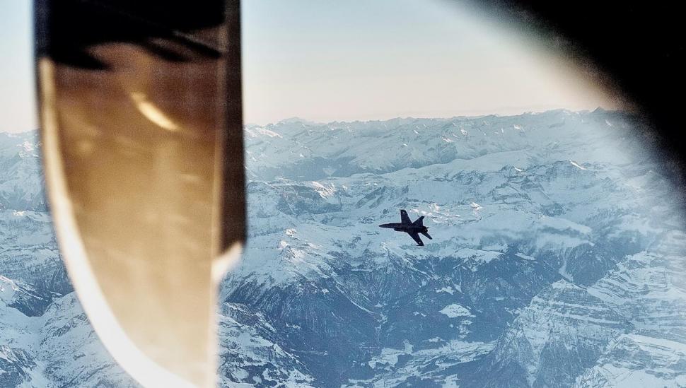 Avionul Spartan al lui Nicușor Dan a fost escortat de două aeronave F-18 elvețiene. Președintele: „A fost un gest de apreciere” 1036504