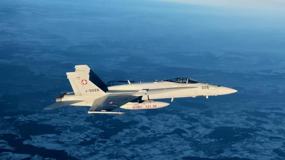 Avionul Spartan al lui Nicușor Dan a fost escortat de două aeronave F-18 elvețiene. Președintele: „A fost un gest de apreciere” 1036505
