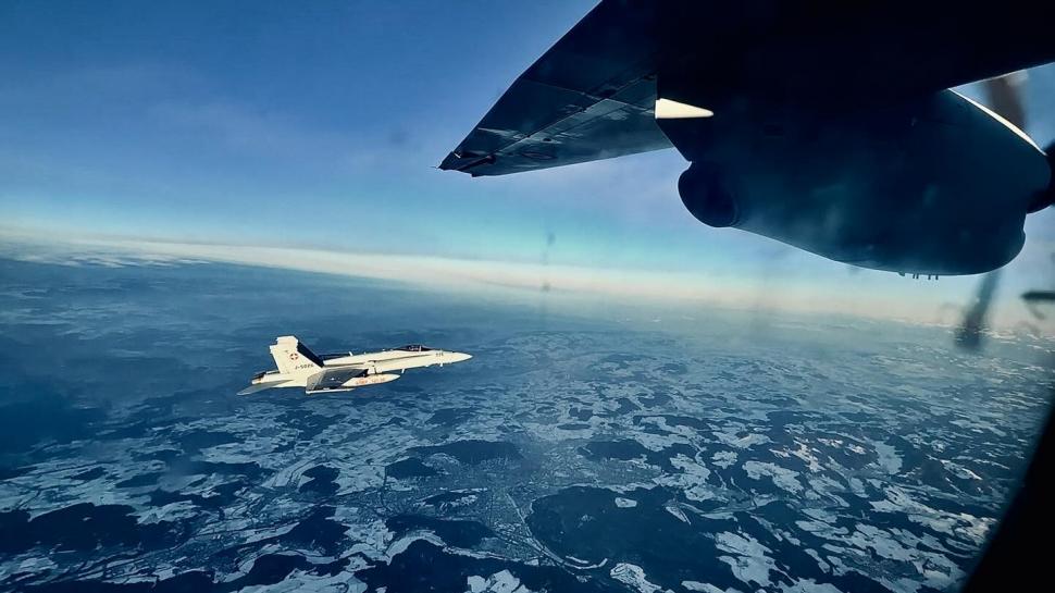 Avionul Spartan al lui Nicușor Dan a fost escortat de două aeronave F-18 elvețiene. Președintele: „A fost un gest de apreciere” 1036506