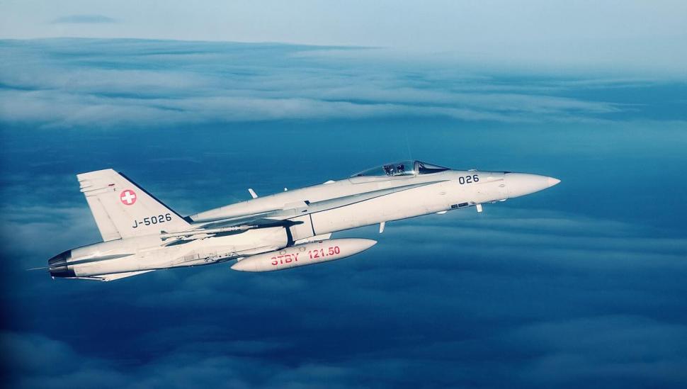 Avionul Spartan al lui Nicușor Dan a fost escortat de două aeronave F-18 elvețiene. Președintele: „A fost un gest de apreciere” 1036507