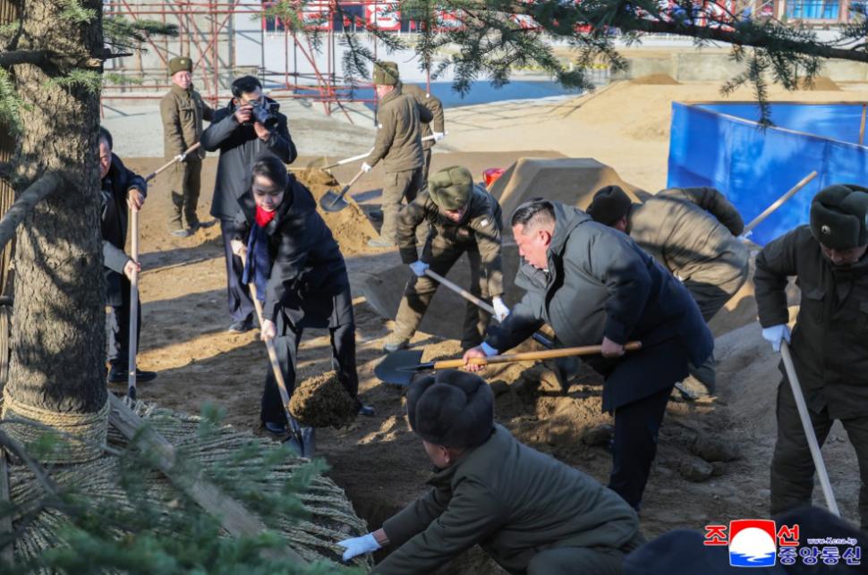 Imagini amuzante cu Kim Jong Un care-și plimbă fiica și consilierii cu motostivuitorul. Apoi a pus mâna pe lopată ca să planteze copaci 1036404