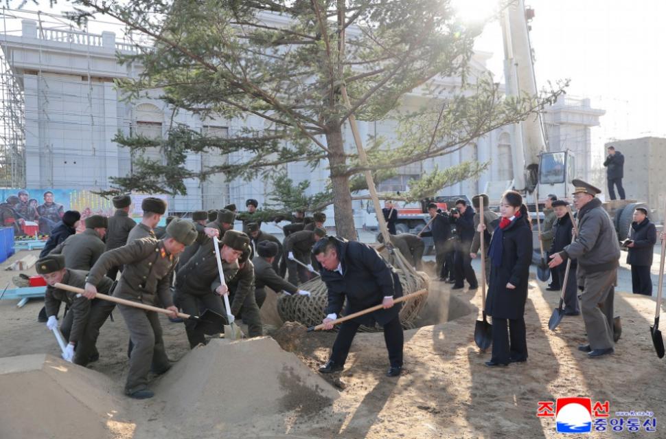 Imagini amuzante cu Kim Jong Un care-și plimbă fiica și consilierii cu motostivuitorul. Apoi a pus mâna pe lopată ca să planteze copaci 1036406