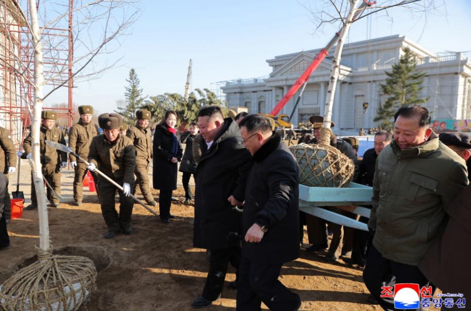 Imagini amuzante cu Kim Jong Un care-și plimbă fiica și consilierii cu motostivuitorul. Apoi a pus mâna pe lopată ca să planteze copaci 1036407