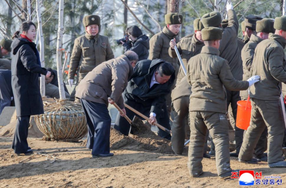 Imagini amuzante cu Kim Jong Un care-și plimbă fiica și consilierii cu motostivuitorul. Apoi a pus mâna pe lopată ca să planteze copaci 1036408