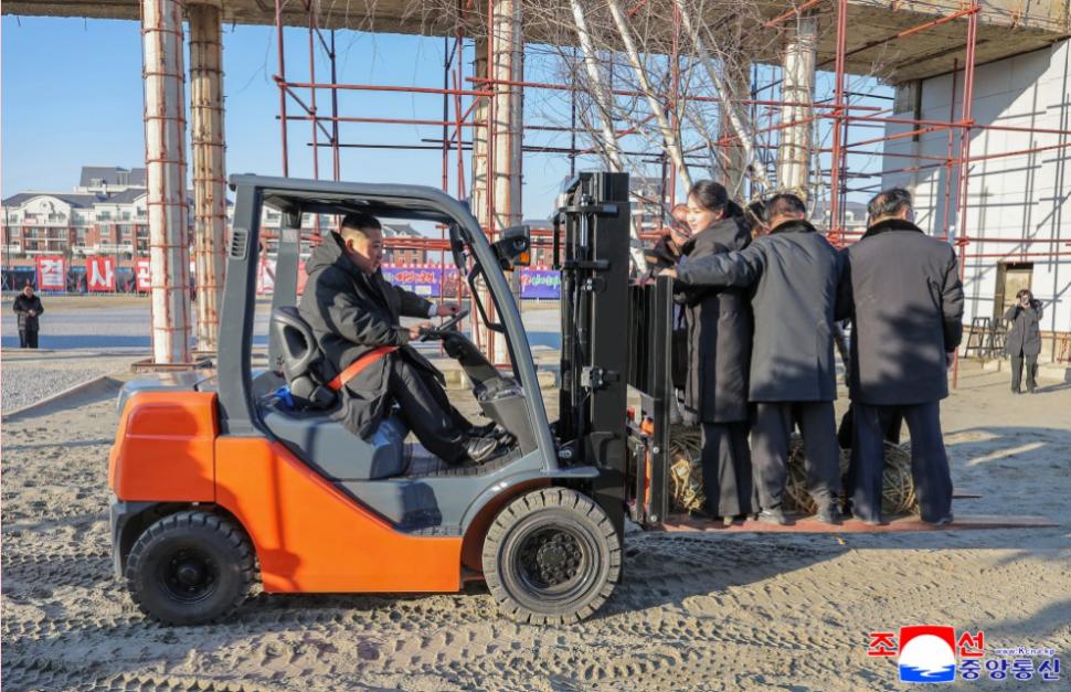 Imagini amuzante cu Kim Jong Un care-și plimbă fiica și consilierii cu motostivuitorul. Apoi a pus mâna pe lopată ca să planteze copaci 1036410