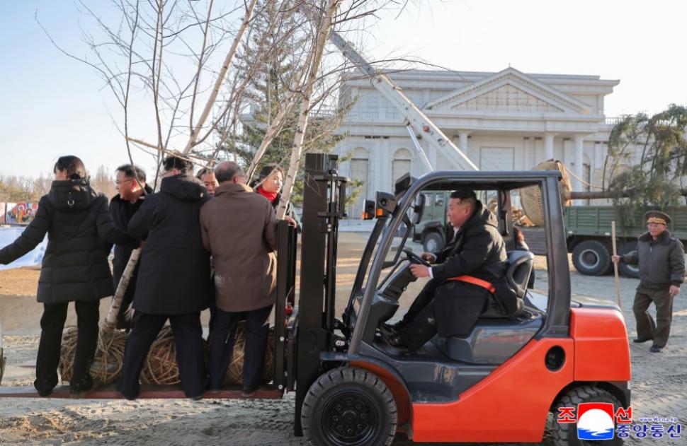 Imagini amuzante cu Kim Jong Un care-și plimbă fiica și consilierii cu motostivuitorul. Apoi a pus mâna pe lopată ca să planteze copaci 1036411