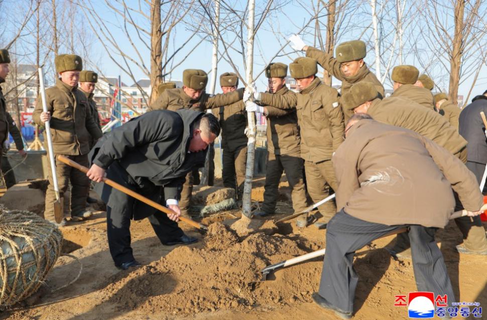 Imagini amuzante cu Kim Jong Un care-și plimbă fiica și consilierii cu motostivuitorul. Apoi a pus mâna pe lopată ca să planteze copaci 1036412