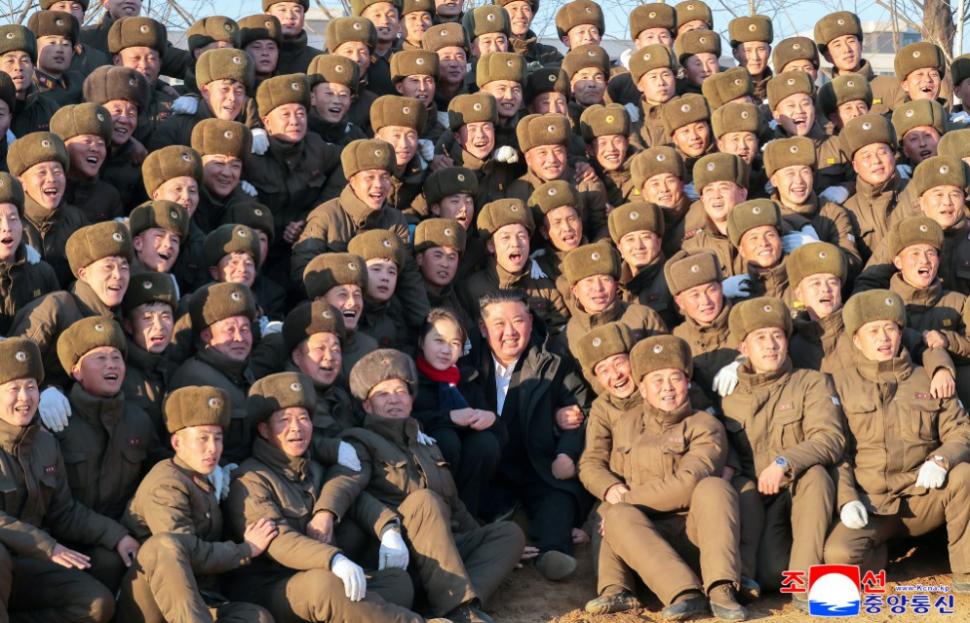 Imagini amuzante cu Kim Jong Un care-și plimbă fiica și consilierii cu motostivuitorul. Apoi a pus mâna pe lopată ca să planteze copaci 1036413