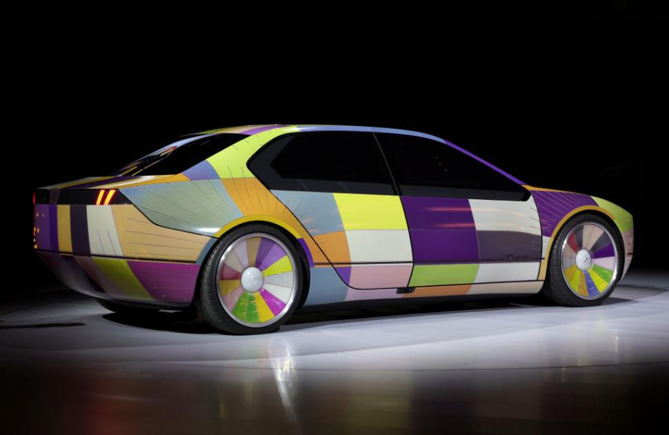 Mașina care își schimbă culoarea sau cea cu amprentă digitală: cele mai ciudate tehnologii la mașinile noi 1036397