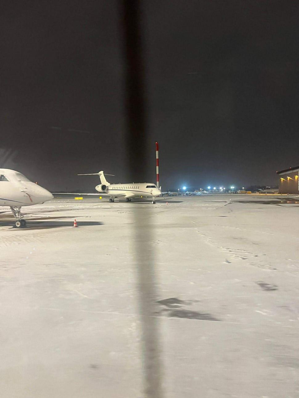 Avionul Spartan cu Nicușor Dan a aterizat la Baza 90, după ce Președintele a rămas blocat aproape 24 de ore în Paris 1036278