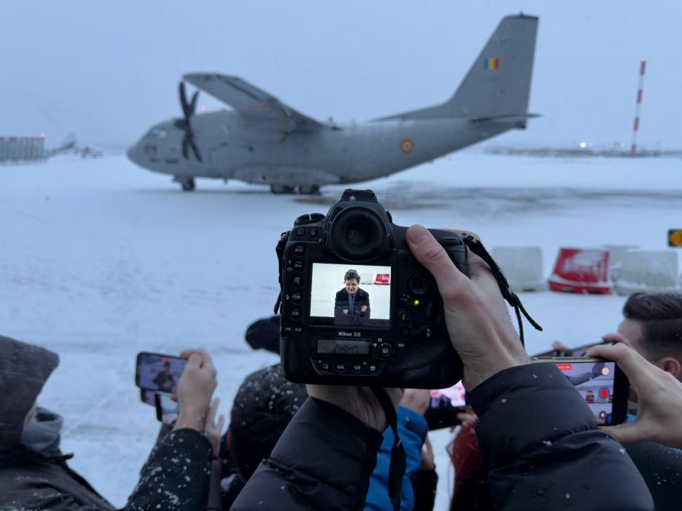 Avionul Spartan cu Nicușor Dan a aterizat la Baza 90, după ce Președintele a rămas blocat aproape 24 de ore în Paris 1036313