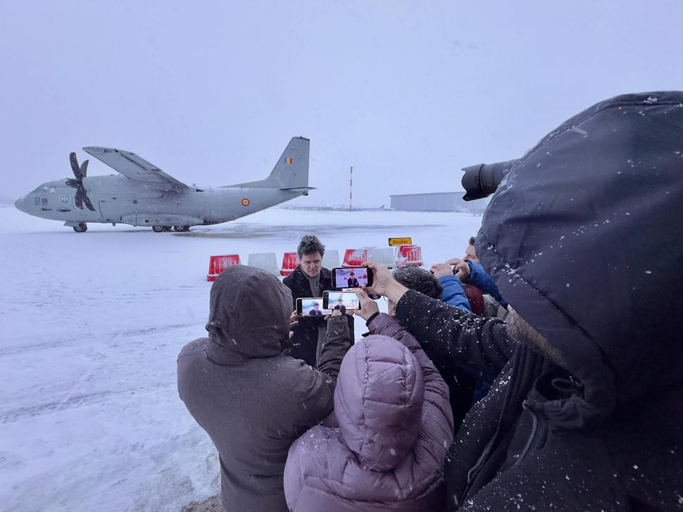 Avionul Spartan cu Nicușor Dan a aterizat la Baza 90, după ce Președintele a rămas blocat aproape 24 de ore în Paris 1036315