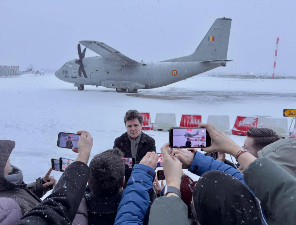 Avionul Spartan cu Nicușor Dan a aterizat la Baza 90, după ce Președintele a rămas blocat aproape 24 de ore în Paris 1036316
