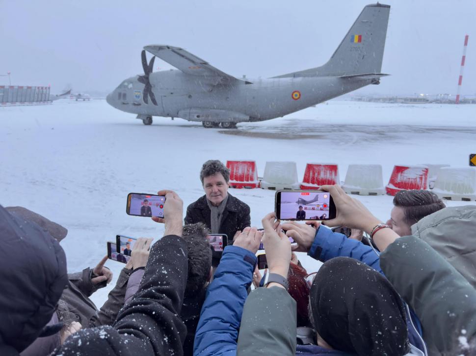 Avionul Spartan cu Nicușor Dan a aterizat la Baza 90, după ce Președintele a rămas blocat aproape 24 de ore în Paris 1036317