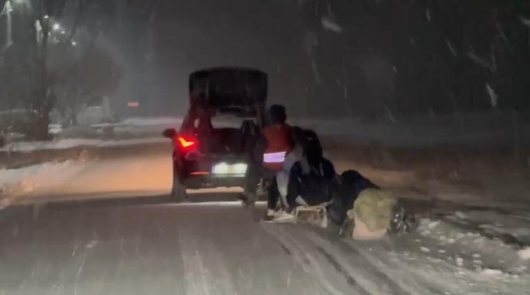 Patru tineri au fost filmaţi când erau trași cu săniile de o maşină pe un drum public din judeţul Timiş  1036544