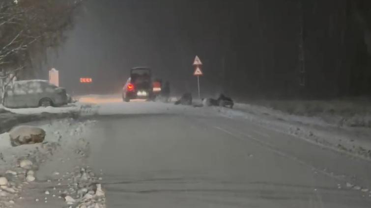 Patru tineri au fost filmaţi când erau trași cu săniile de o maşină pe un drum public din judeţul Timiş  1036545