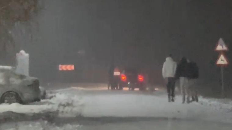 Patru tineri au fost filmaţi când erau trași cu săniile de o maşină pe un drum public din judeţul Timiş  1036547