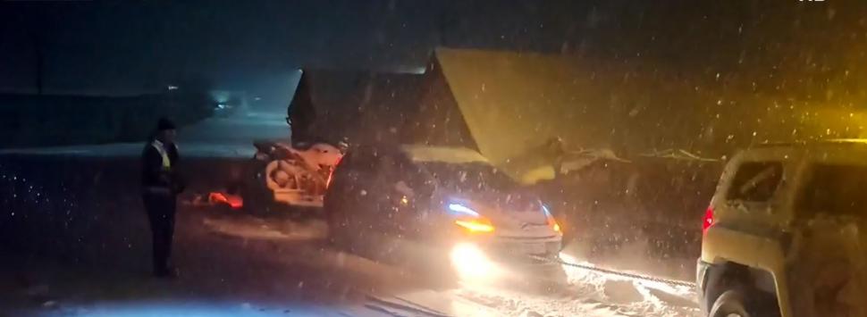 Ninsorile şi viscolul au blocat mai multe drumuri din ţară. Maşini înzăpezite şi restricţii de circulaţie. Ninge şi în București 1036583