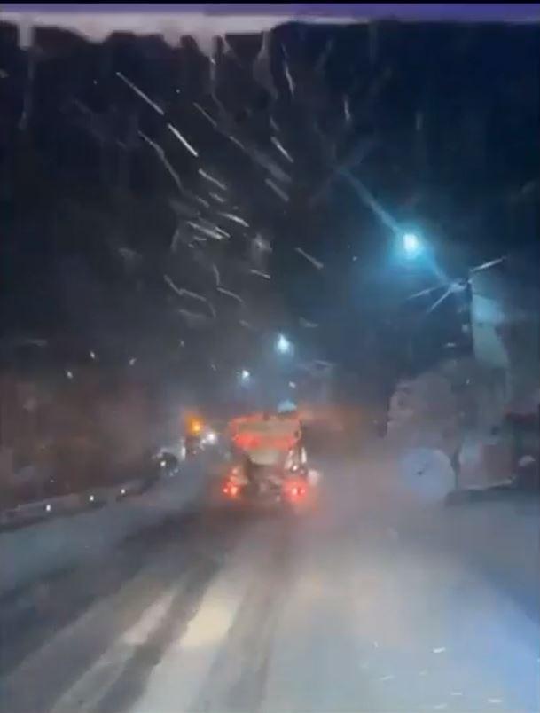 Ninsorile şi viscolul au blocat mai multe drumuri din ţară. Maşini înzăpezite şi restricţii de circulaţie. Ninge şi în București 1036593