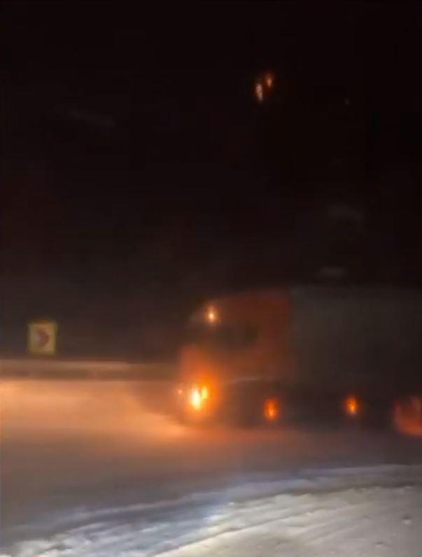 Ninsorile şi viscolul au blocat mai multe drumuri din ţară. Maşini înzăpezite şi restricţii de circulaţie. Ninge şi în București 1036594