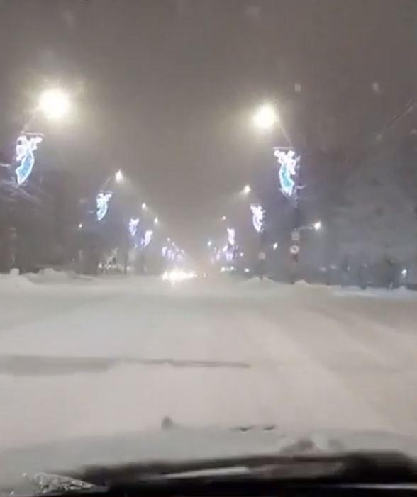 Ninsorile şi viscolul au blocat mai multe drumuri din ţară. Maşini înzăpezite şi restricţii de circulaţie. Ninge şi în București 1036595