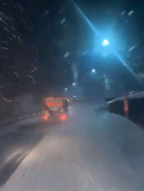 Ninsorile şi viscolul au blocat mai multe drumuri din ţară. Maşini înzăpezite şi restricţii de circulaţie. Ninge şi în București 1036596