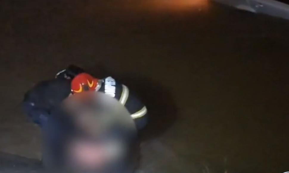 Doi poliţişti au salvat o şoferiţă care a căzut cu maşina în apele îngheţate ale râului Jiu. Imagini de la operaţiunea dramatică 1036568