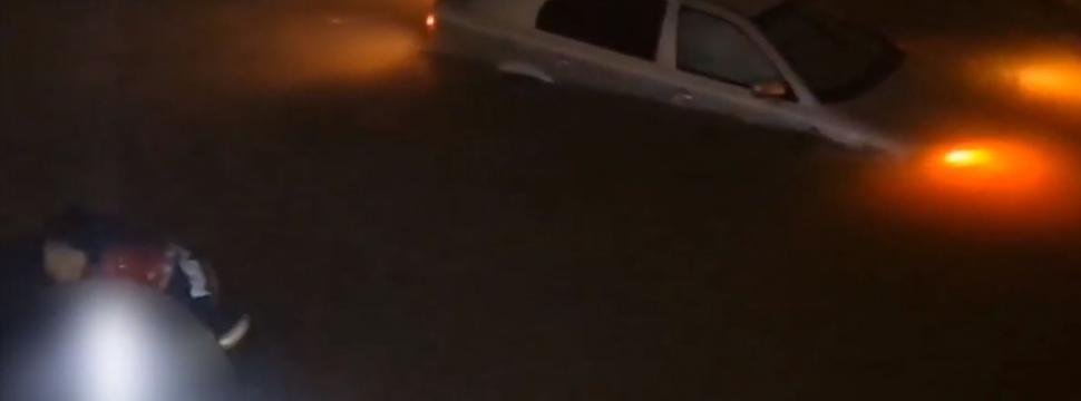 Doi poliţişti au salvat o şoferiţă care a căzut cu maşina în apele îngheţate ale râului Jiu. Imagini de la operaţiunea dramatică 1036569