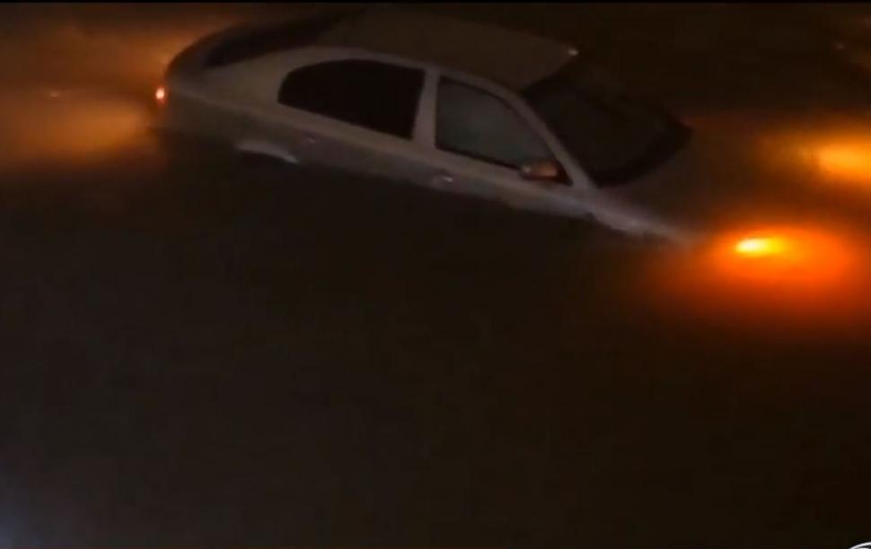 Doi poliţişti au salvat o şoferiţă care a căzut cu maşina în apele îngheţate ale râului Jiu. Imagini de la operaţiunea dramatică 1036570