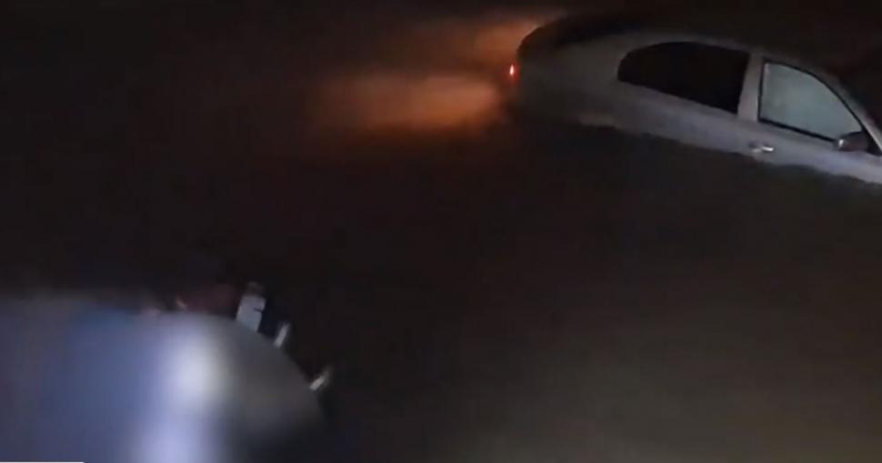 Doi poliţişti au salvat o şoferiţă care a căzut cu maşina în apele îngheţate ale râului Jiu. Imagini de la operaţiunea dramatică 1036571