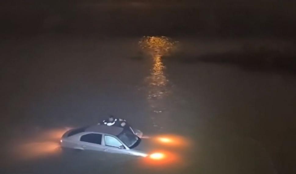 Doi poliţişti au salvat o şoferiţă care a căzut cu maşina în apele îngheţate ale râului Jiu. Imagini de la operaţiunea dramatică 1036572