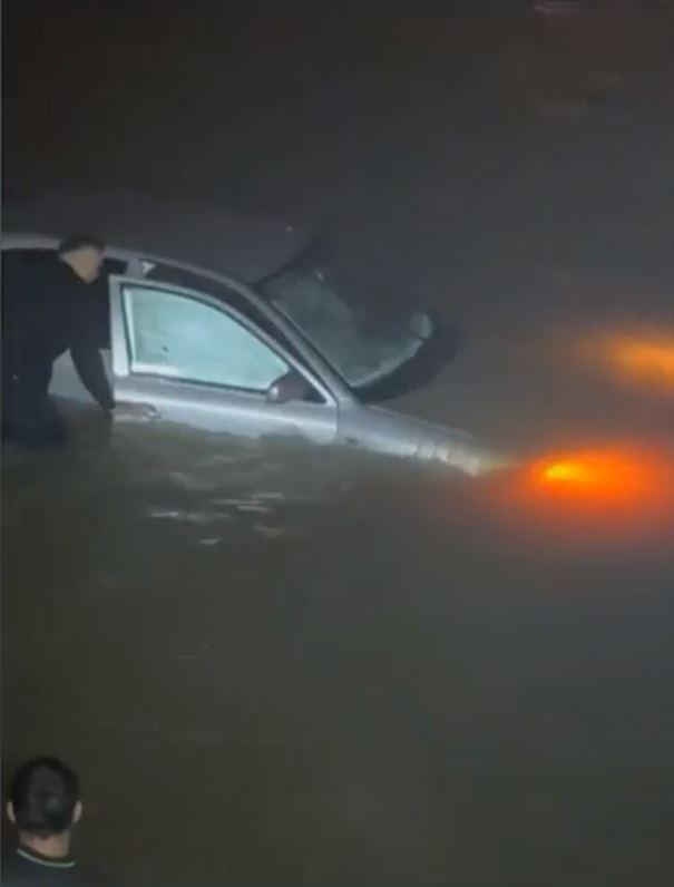 Doi poliţişti au salvat o şoferiţă care a căzut cu maşina în apele îngheţate ale râului Jiu. Imagini de la operaţiunea dramatică 1036574