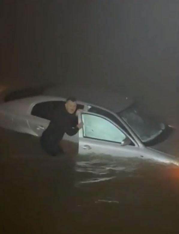 Doi poliţişti au salvat o şoferiţă care a căzut cu maşina în apele îngheţate ale râului Jiu. Imagini de la operaţiunea dramatică 1036576