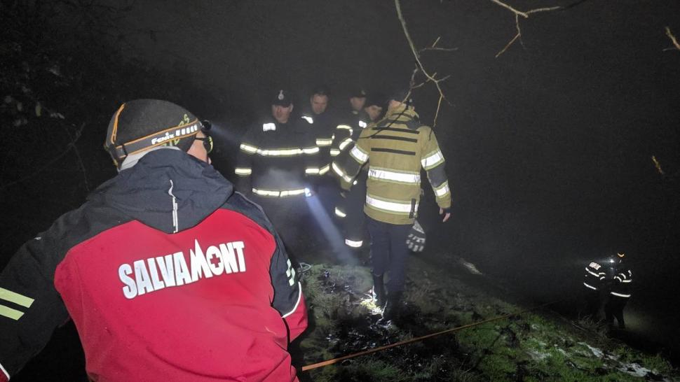 Doi poliţişti au salvat o şoferiţă care a căzut cu maşina în apele îngheţate ale râului Jiu. Imagini de la operaţiunea dramatică 1036577