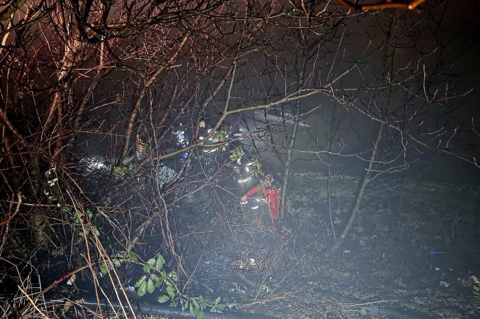 Doi poliţişti au salvat o şoferiţă care a căzut cu maşina în apele îngheţate ale râului Jiu. Imagini de la operaţiunea dramatică 1036578