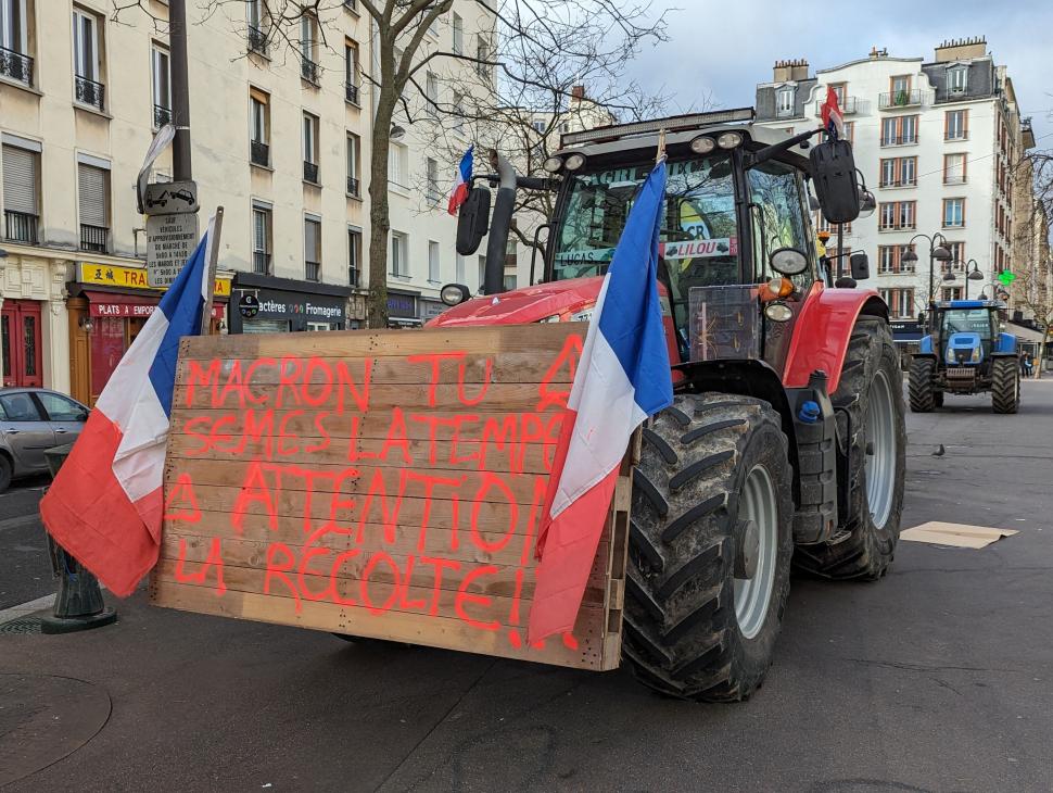 Fermierii francezi au parcat tractoarele sub Turnul Eiffel și au blocat Champs-Elysees, la Arcul de Triumf  1036563