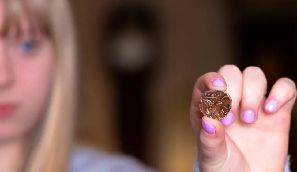 Un bărbat cu un detector de metale a găsit pe un câmp o monedă de aur antică „incredibil de rară” 1036730