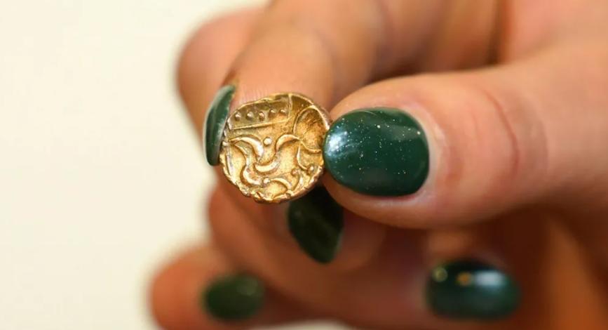 Un bărbat cu un detector de metale a găsit pe un câmp o monedă de aur antică „incredibil de rară” 1036731