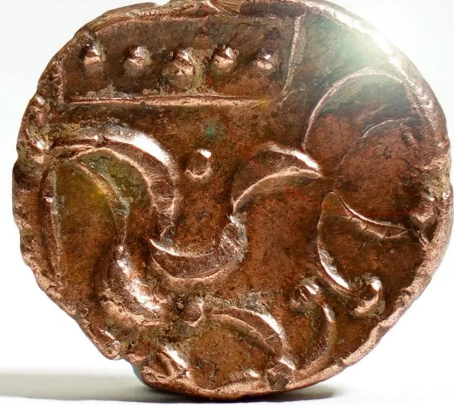 Un bărbat cu un detector de metale a găsit pe un câmp o monedă de aur antică „incredibil de rară” 1036732