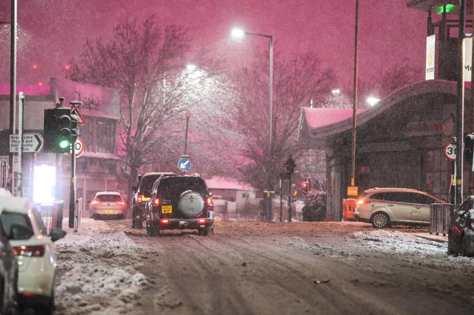 Cerul a devenit roz aprins în timpul furtunii de zăpadă de joi seară, în Birmingham 1037021