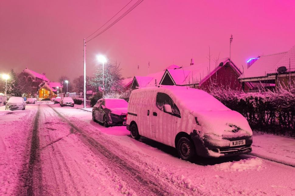 Cerul a devenit roz aprins în timpul furtunii de zăpadă de joi seară, în Birmingham 1037024