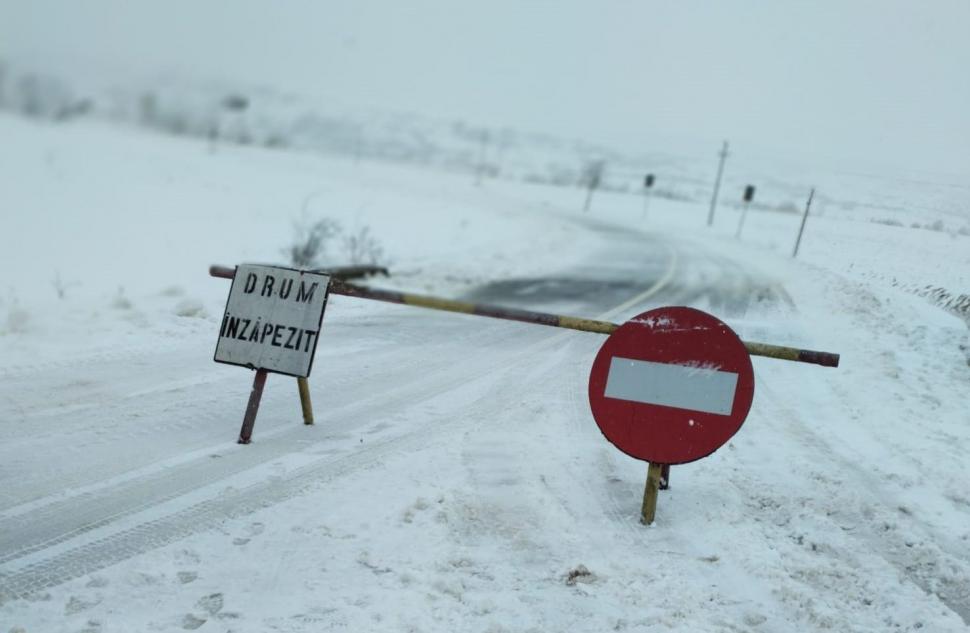 Circulaţia rutieră este închisă din cauza viscolului pe un drum din Botoşani. Trei ambulanţe sunt blocate în Vaslui 1036935