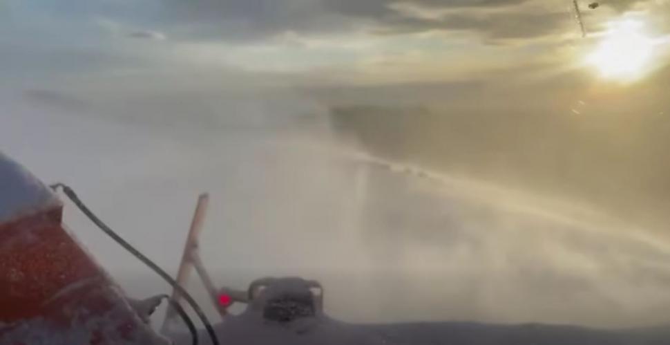 Circulaţia rutieră este închisă din cauza viscolului pe un drum din Botoşani. Trei ambulanţe sunt blocate în Vaslui 1036938