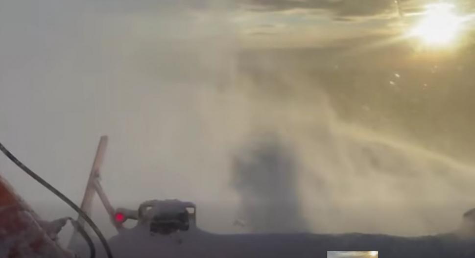 Circulaţia rutieră este închisă din cauza viscolului pe un drum din Botoşani. Trei ambulanţe sunt blocate în Vaslui 1036939