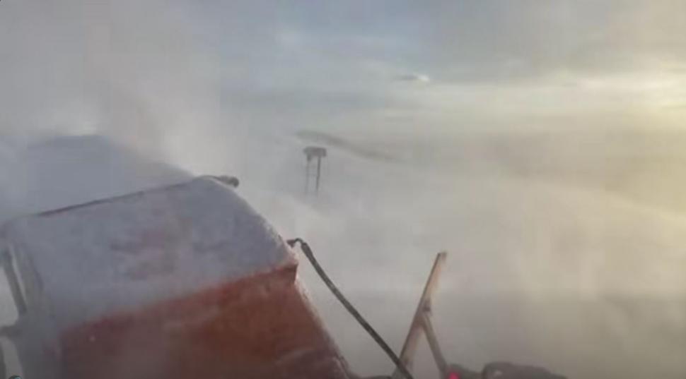 Circulaţia rutieră este închisă din cauza viscolului pe un drum din Botoşani. Trei ambulanţe sunt blocate în Vaslui 1036940