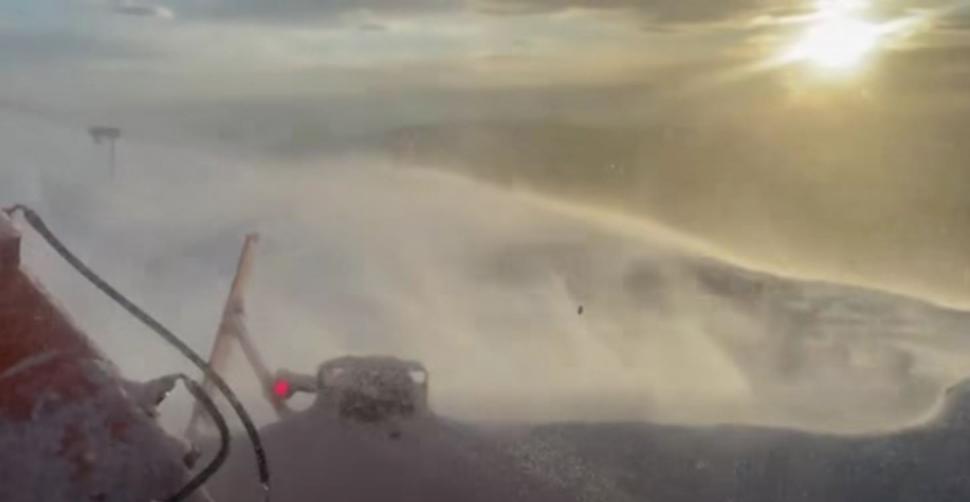 Circulaţia rutieră este închisă din cauza viscolului pe un drum din Botoşani. Trei ambulanţe sunt blocate în Vaslui 1036941