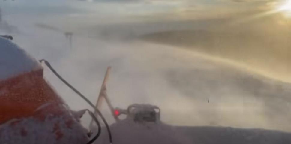 Circulaţia rutieră este închisă din cauza viscolului pe un drum din Botoşani. Trei ambulanţe sunt blocate în Vaslui 1036942