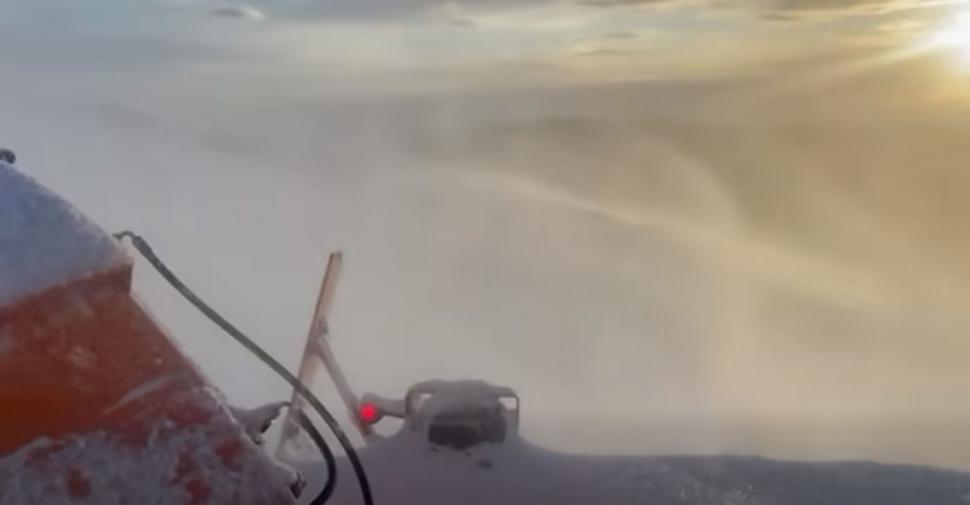 Circulaţia rutieră este închisă din cauza viscolului pe un drum din Botoşani. Trei ambulanţe sunt blocate în Vaslui 1036943