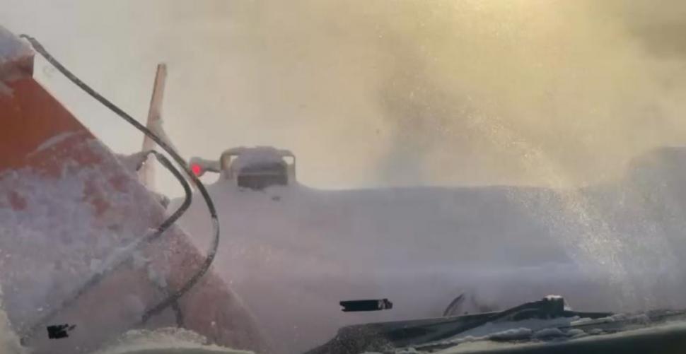 Circulaţia rutieră este închisă din cauza viscolului pe un drum din Botoşani. Trei ambulanţe sunt blocate în Vaslui 1036944