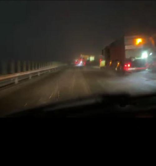 Circulaţia rutieră este închisă din cauza viscolului pe un drum din Botoşani. Trei ambulanţe sunt blocate în Vaslui 1036946